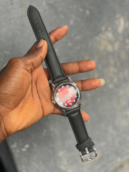 Montre élégante à cadran rouge