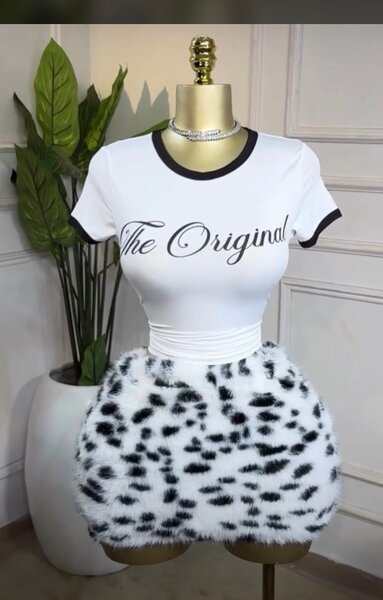 Jupe courte en fausse fourrure