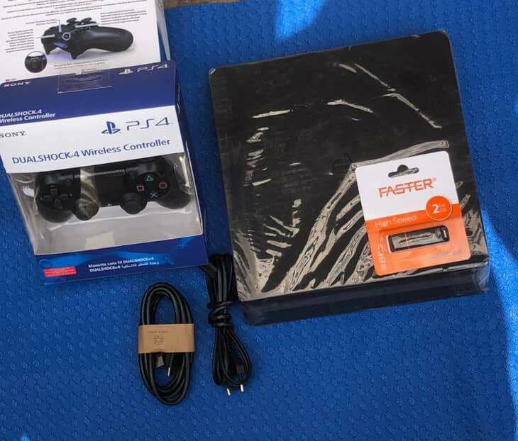 PS4 slim crackée + 10 jeux