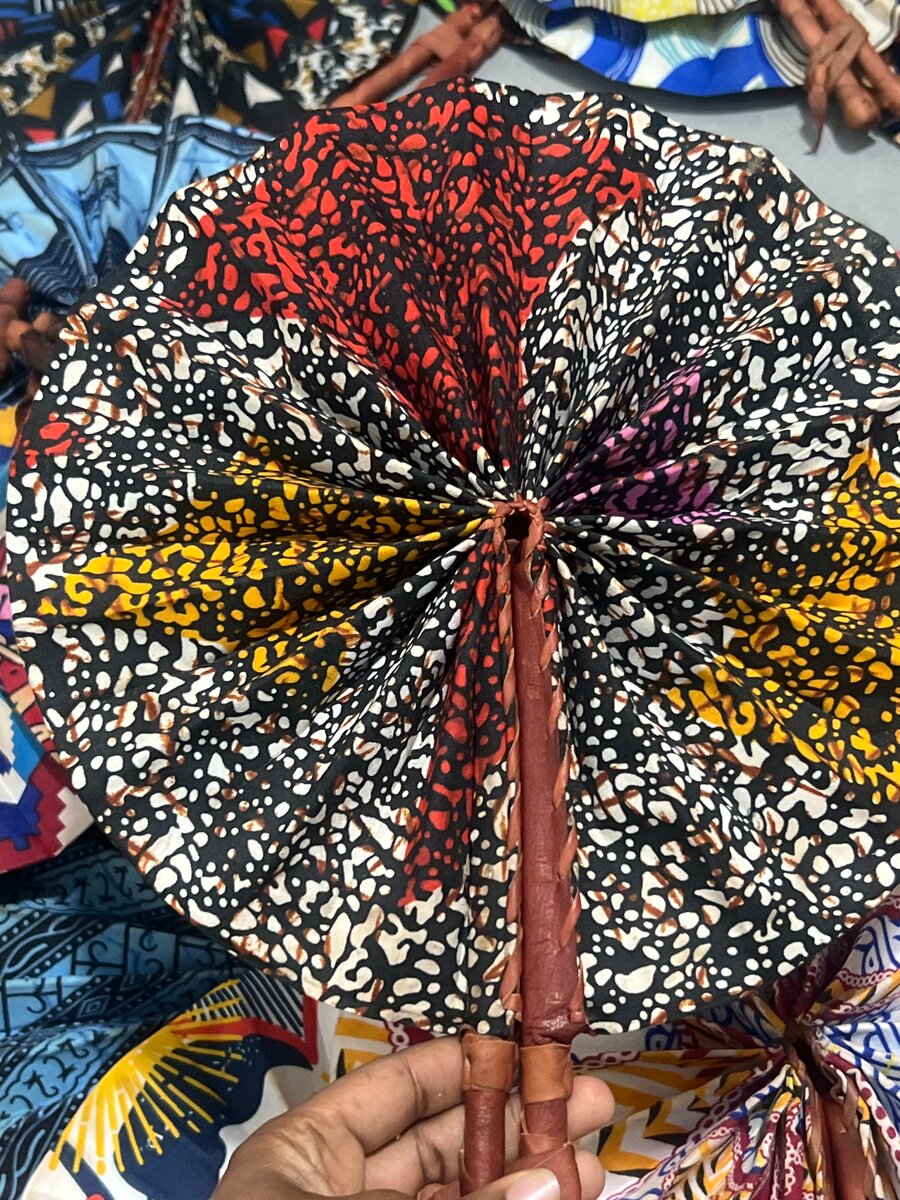 Eventail pliable en tissu coloré