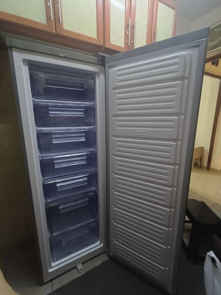 Congélateur vertical moderne