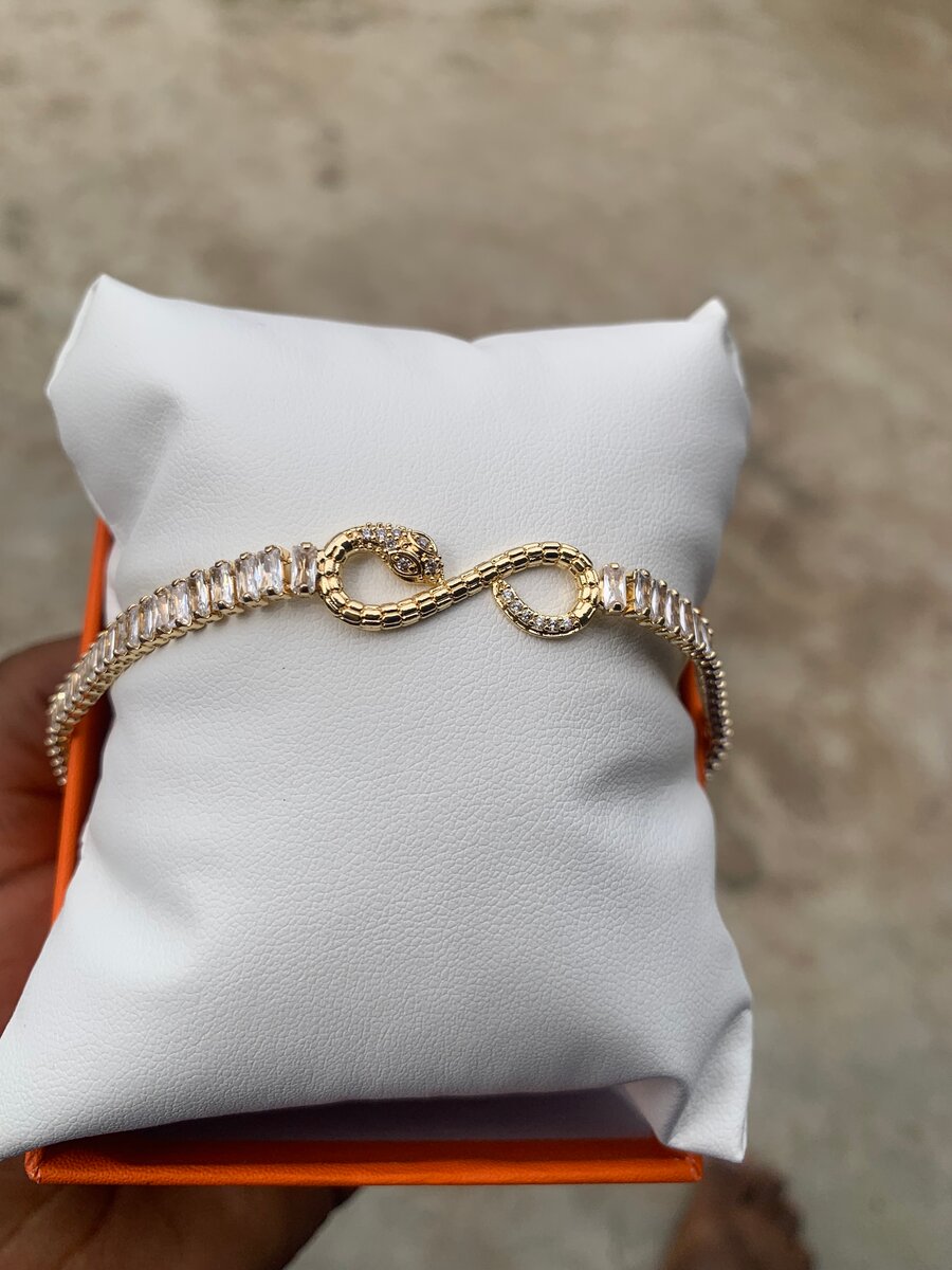 Bracelet élégant en or avec strass