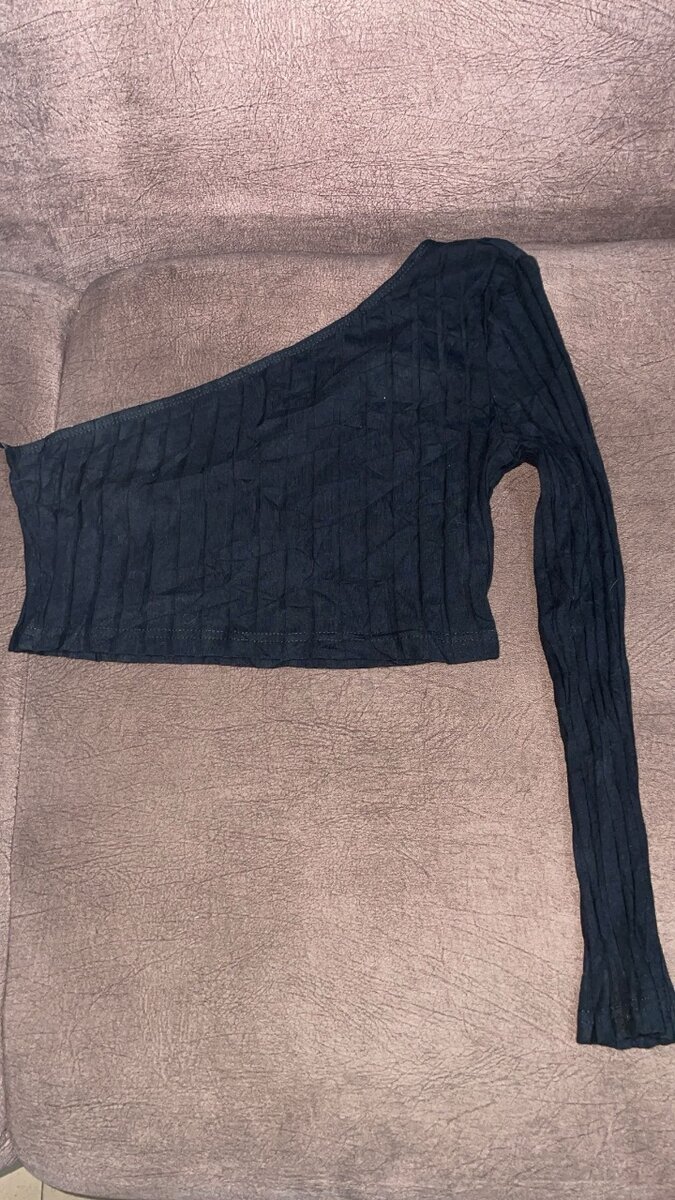 Top asymétrique noir élégant