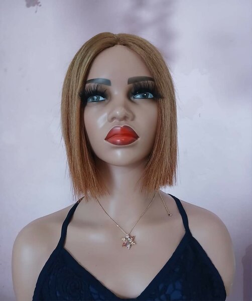 Perruque afro ,coupe carré blond