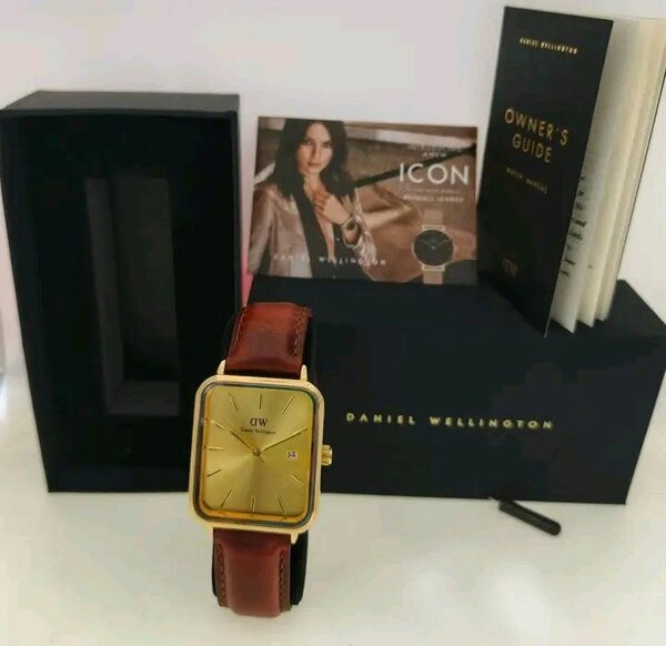 Montre élégante en or avec bracelet en cuir