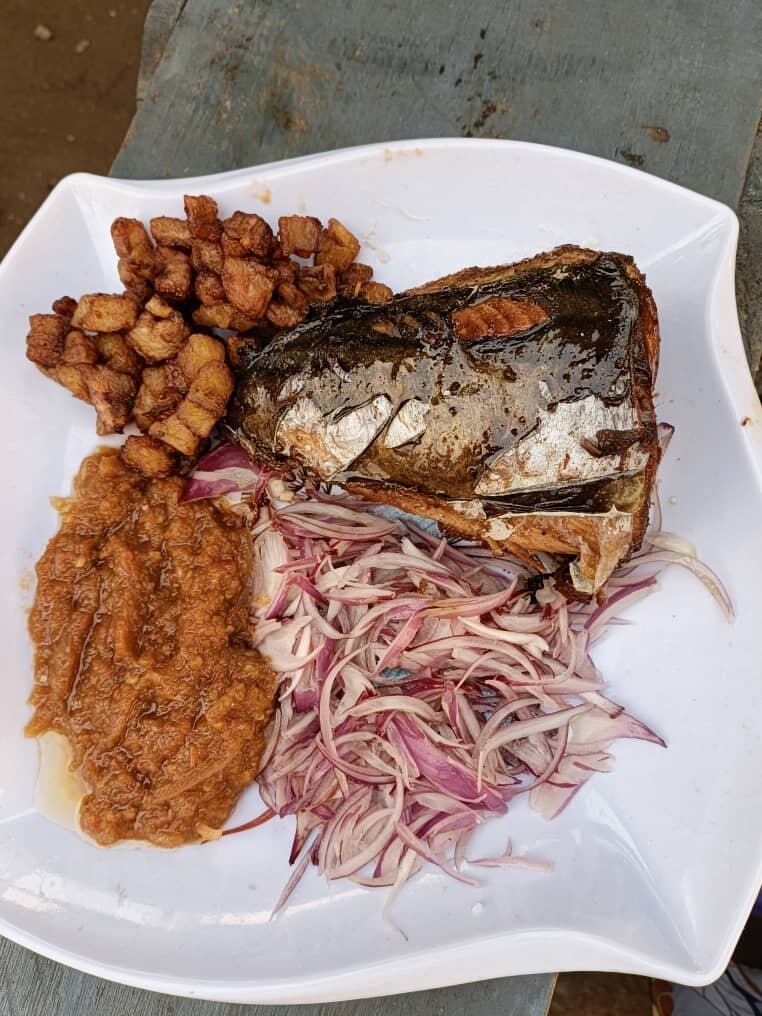 Assiette de poisson frit avec sauce