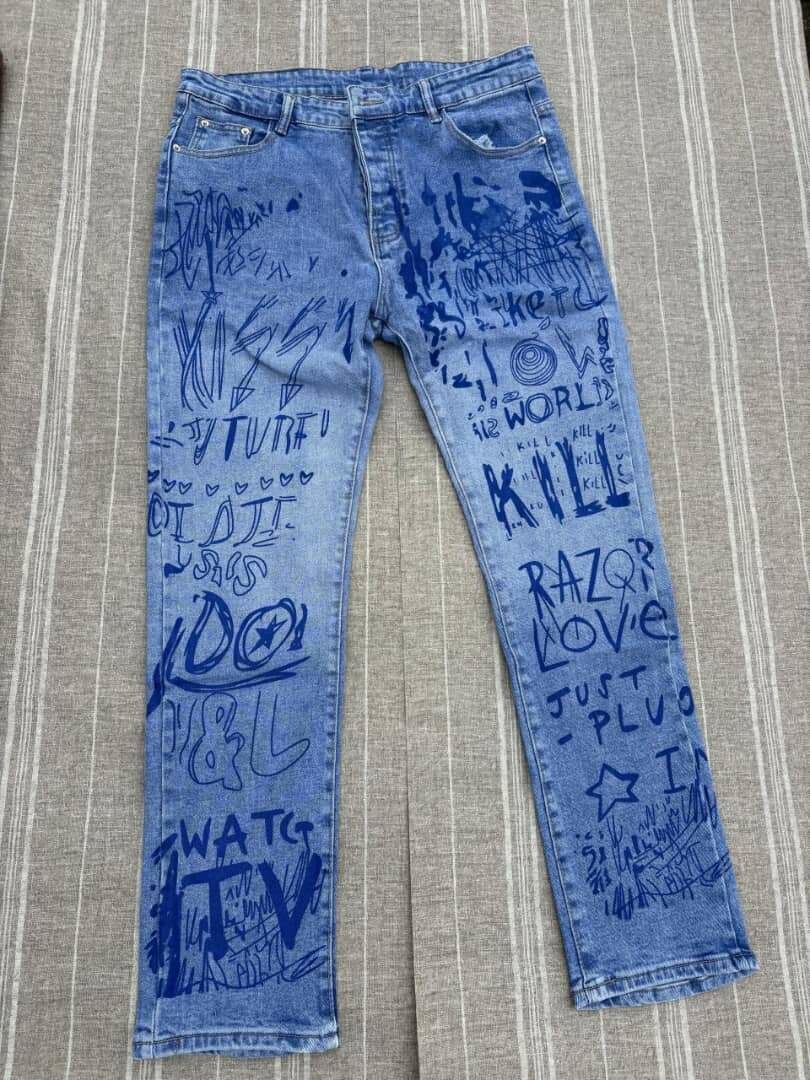 Jean avec Graffitis Modernes