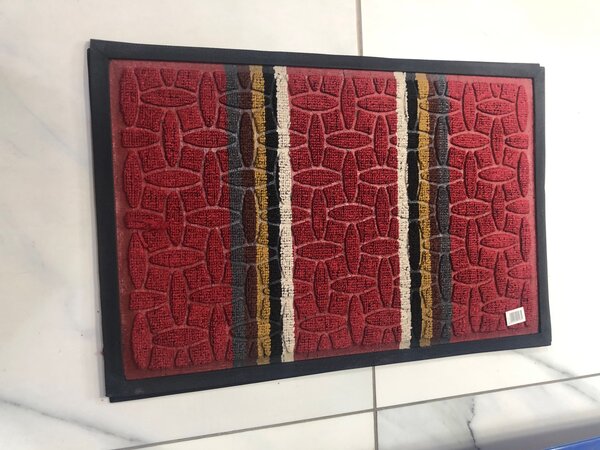 Tapis devant la porte et douche