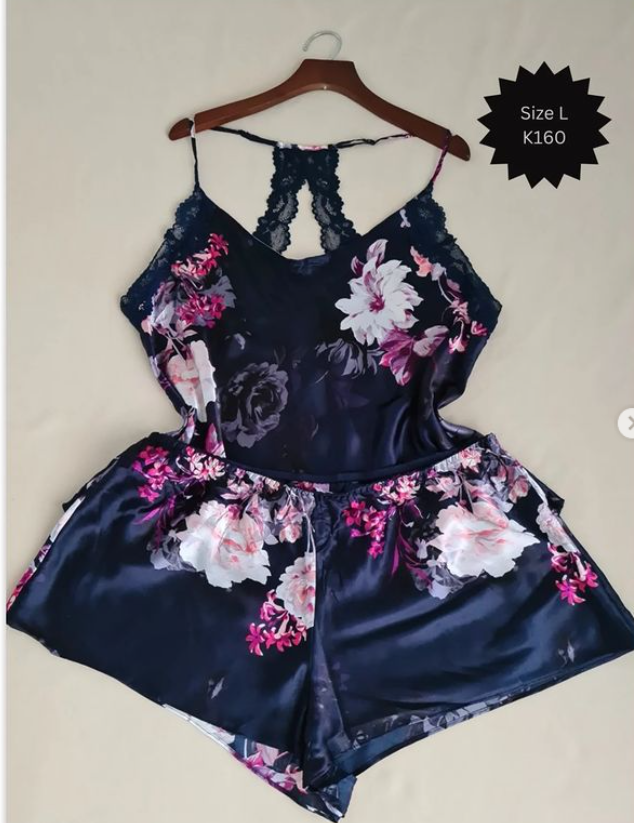 T-shirt and shorts black