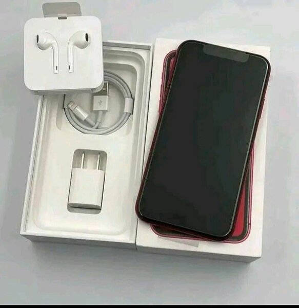 iPhone rouge avec accessoires