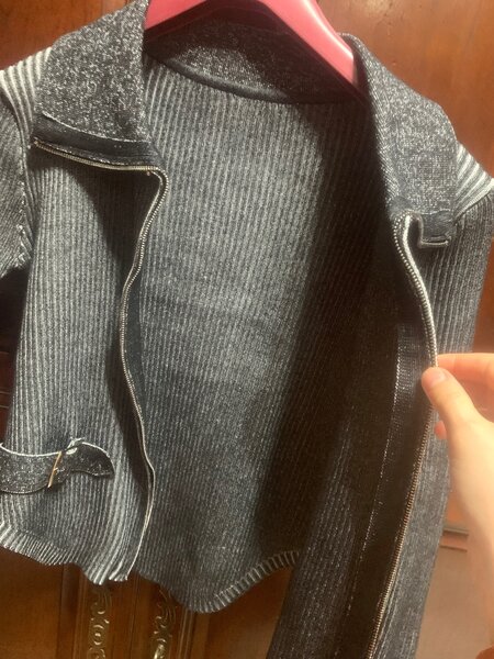 Это женская вязаная кофта с молнией (кардиган или джемпер на