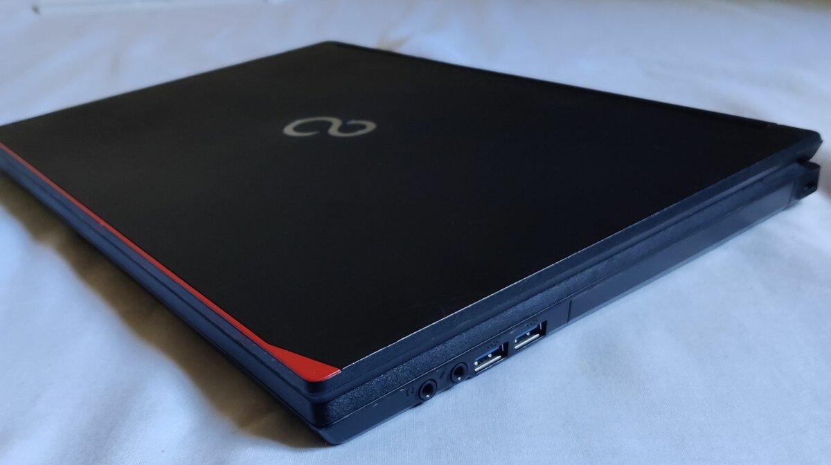 Fujitsu E544 (Core i7)