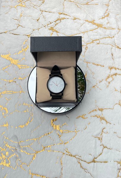 Montre élégante en acier noir