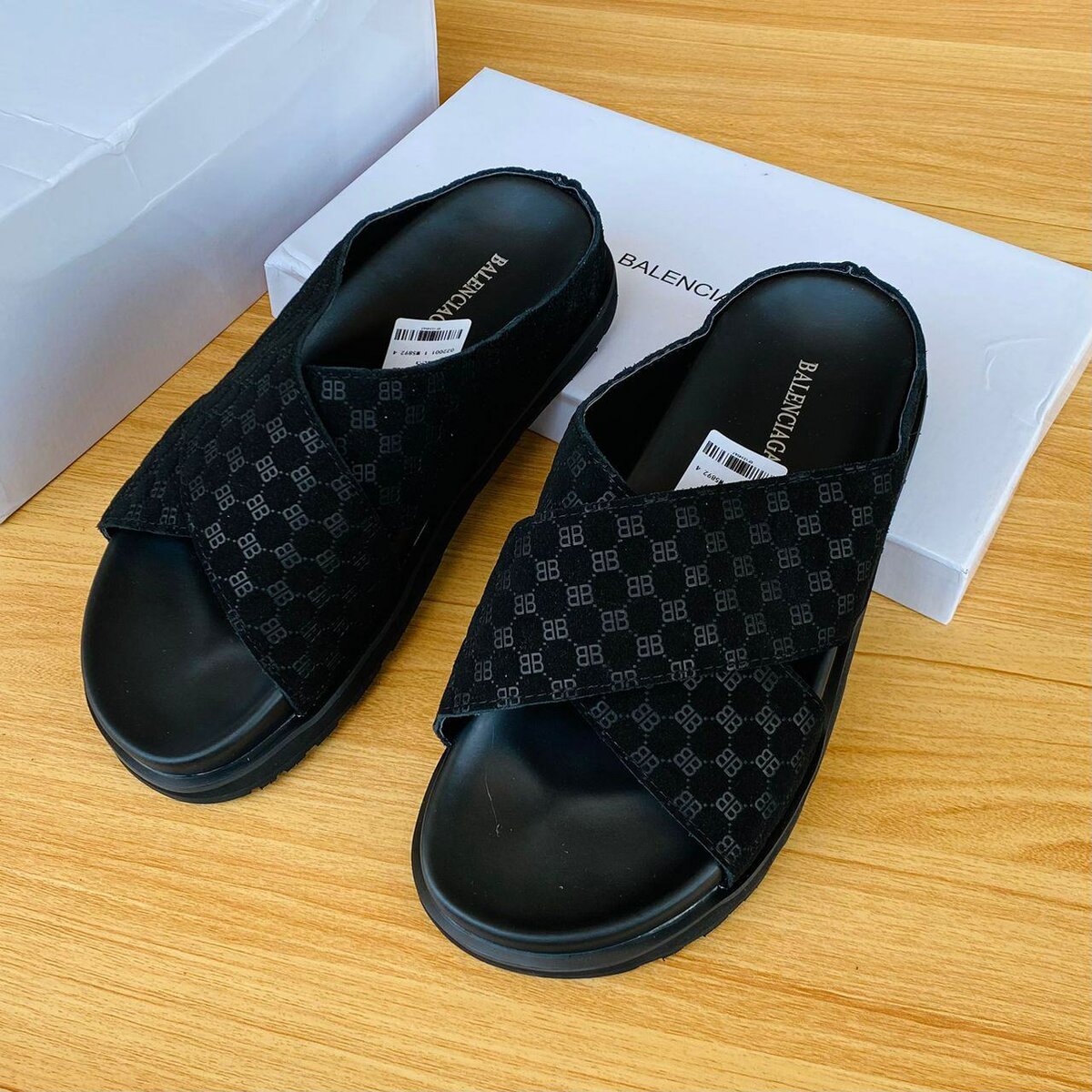 Branded fashion slippers