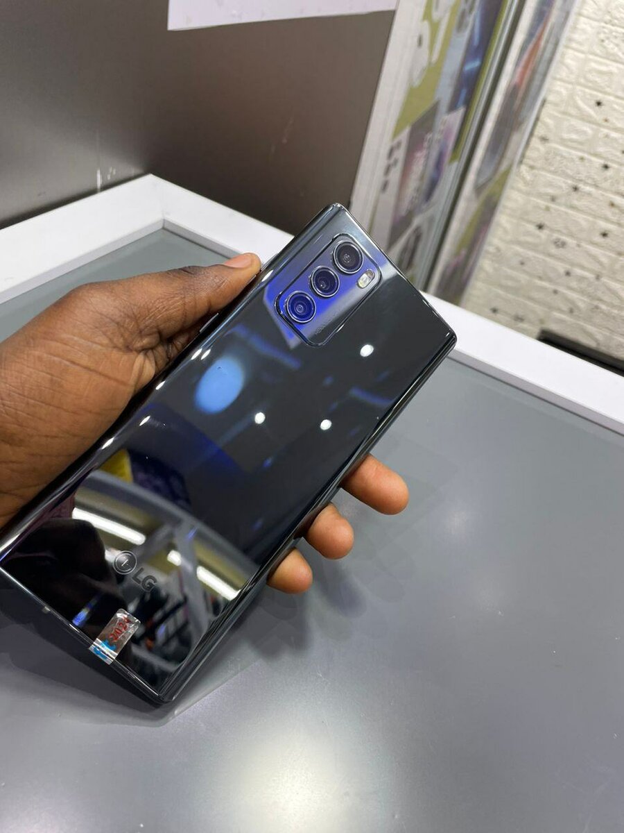 LG Wing 5G 128gb/8gb ram small crack on the screen