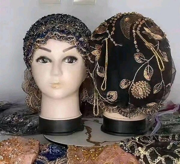 Chapeau et foulard perlé