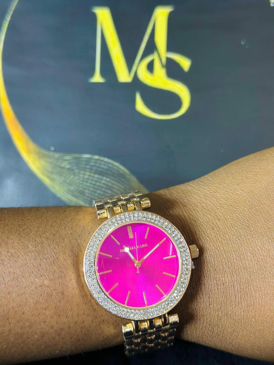 Women's wristwatch with metal bracelet pink