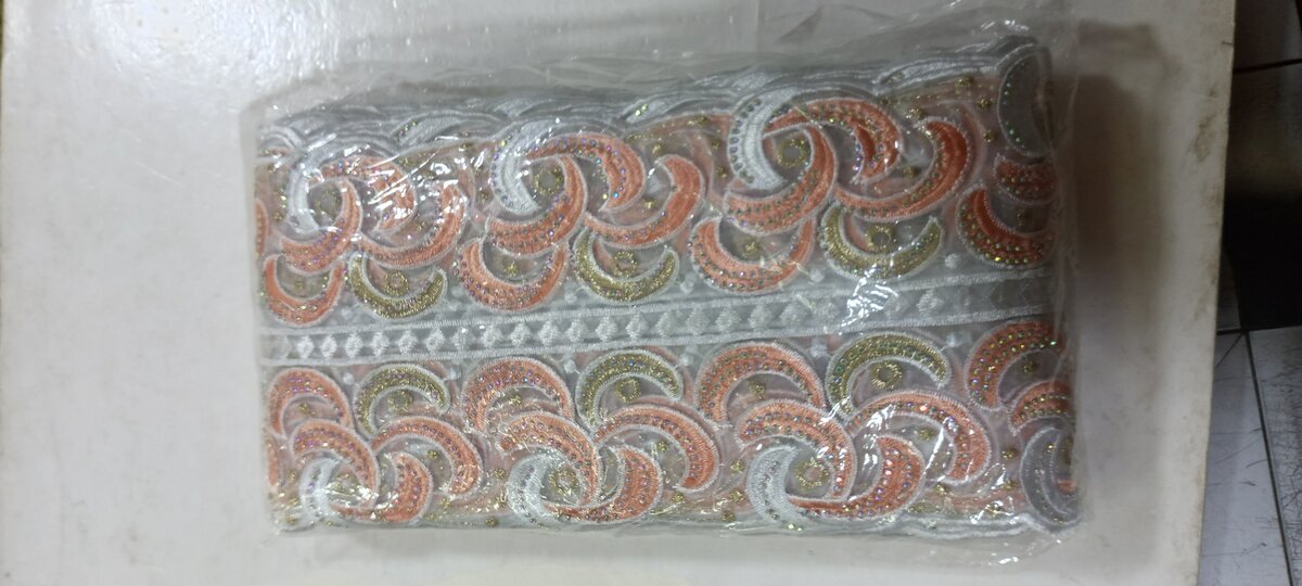 Tissu Brodé Coloré