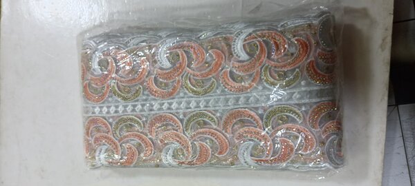 Tissu Brodé Coloré