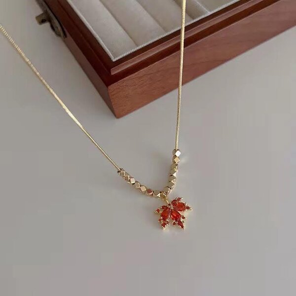 Collier Feuille Dorée Élegante