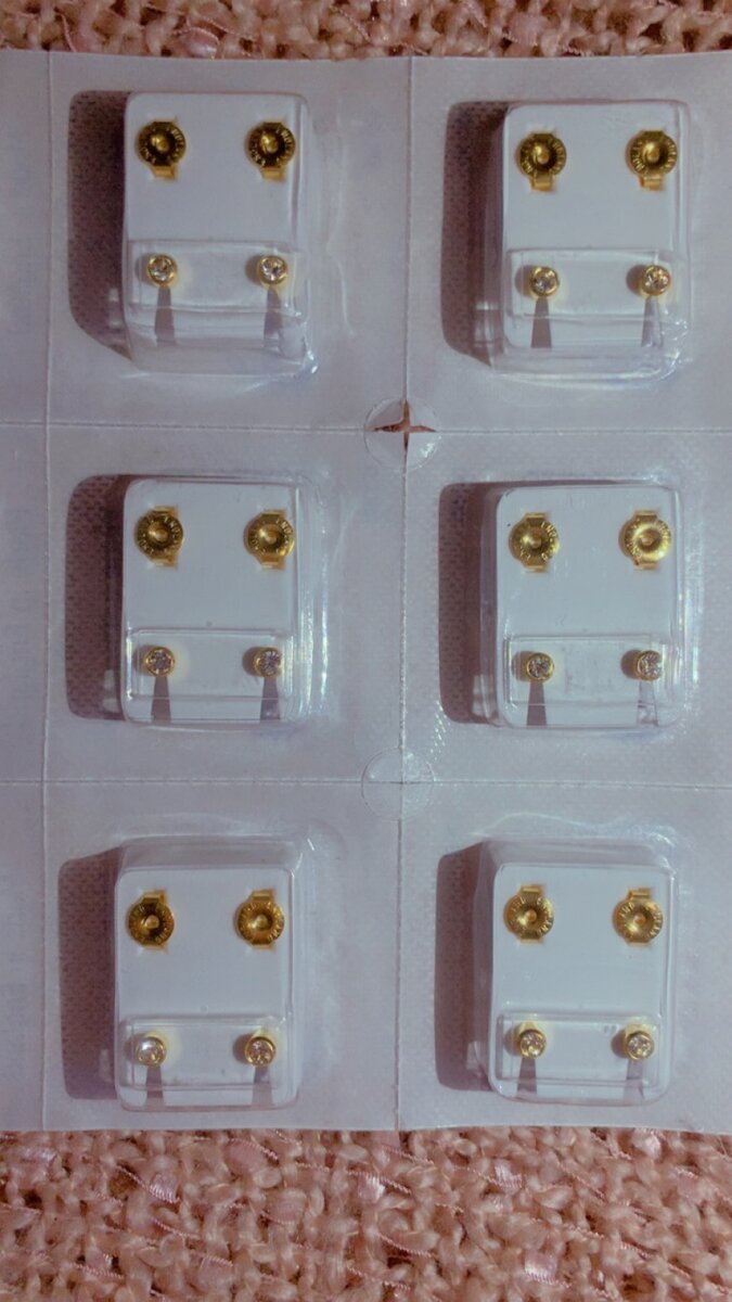 Clous d'oreilles or médical