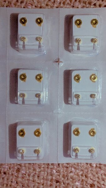 Clous d'oreilles or médical