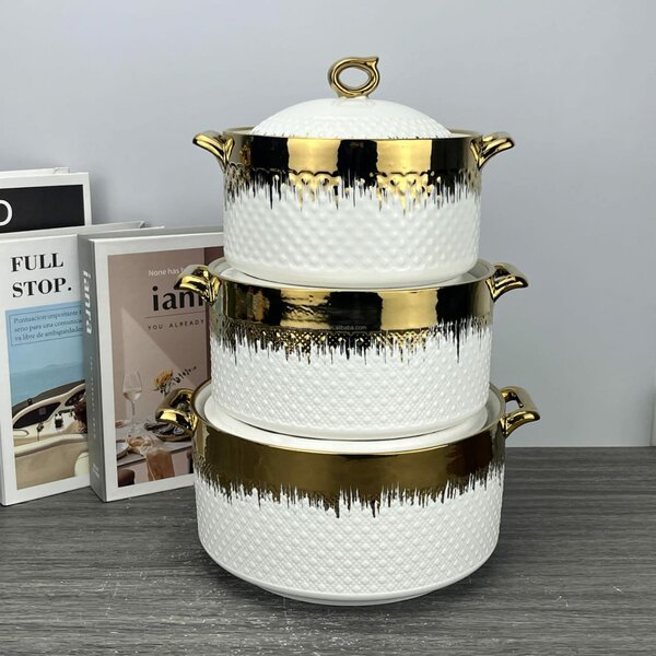 Casseroles en céramique dorées