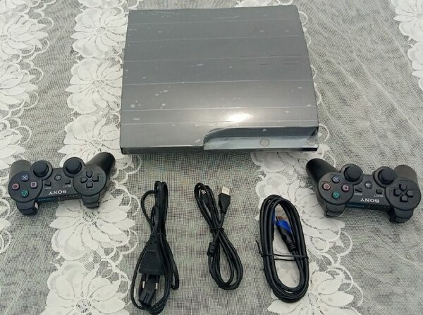 PS3 slim craquée avec 20 jeux et 2 manettes