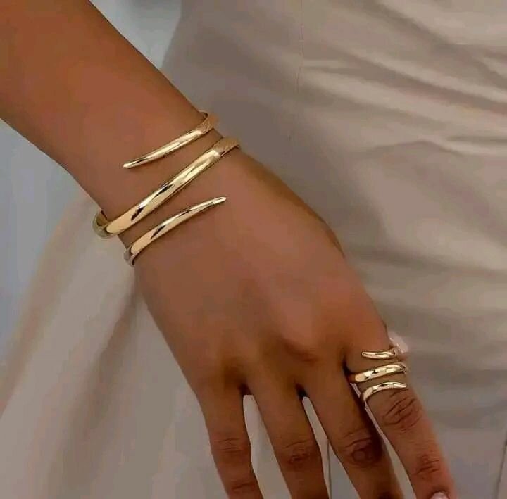 Bracelet et Bague Dorés Élégants