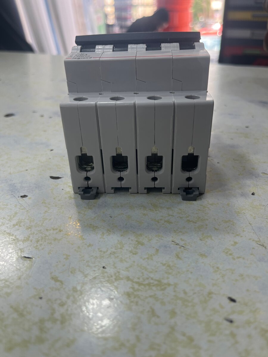 Disjoncteur 4 pôles 63A