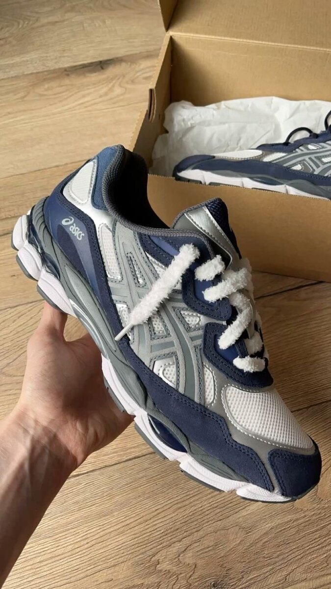 Baskets asics lacets fluffy