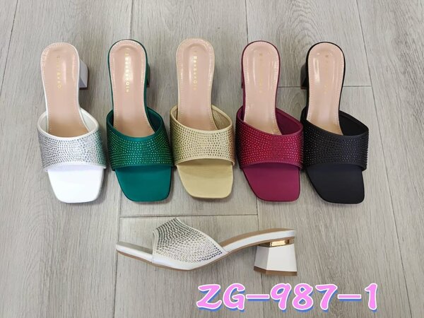 Ladies short heel slipper
