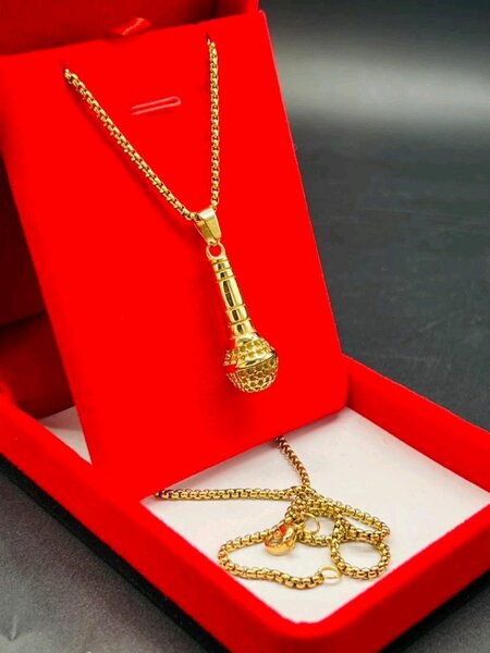 Chaîne avec pendentif stylé