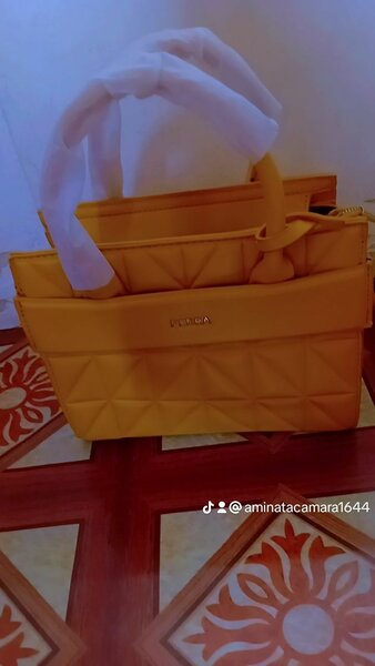 Sac à main matelassé jaune