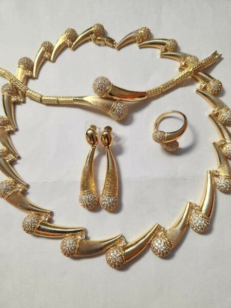 Parure dorée élégante