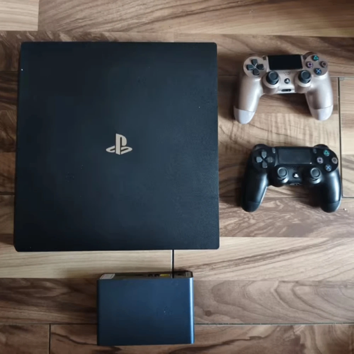 Console PlayStation 4 Pro avec manettes