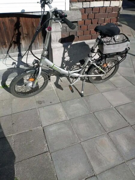 Vélo électrique pliant compact