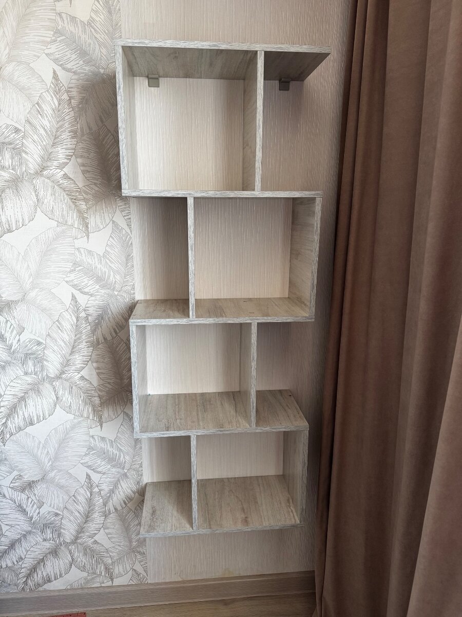 Декоративная полка для книг