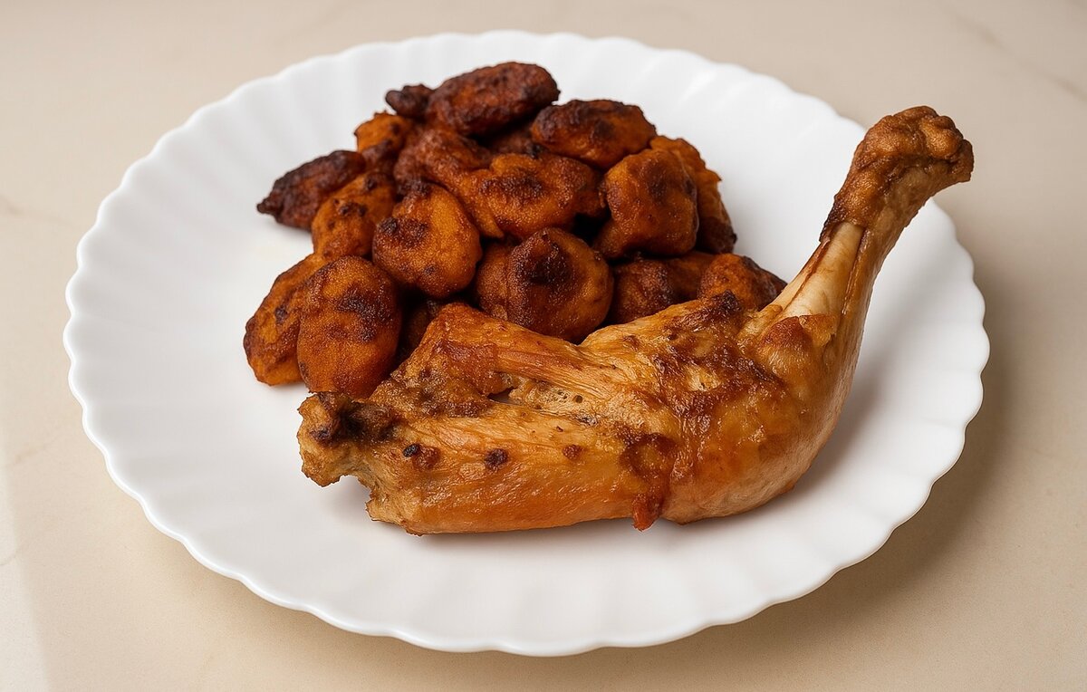 Claclo et un morceau de poulet