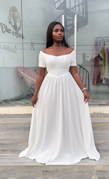 Robe Blanche Élégante en Dentelle