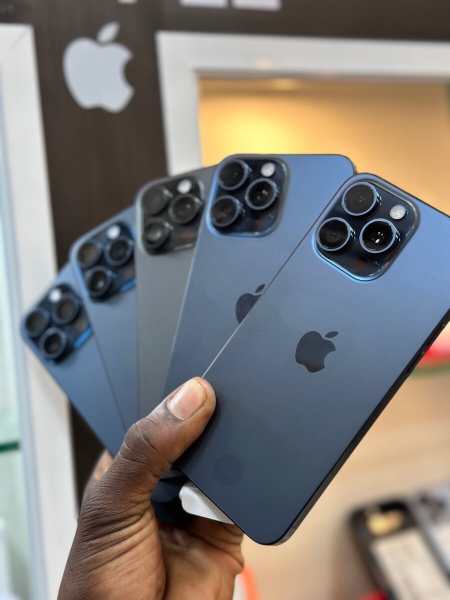 iPhone 15pro Max 256go couleur bleu avec leur carton garanti