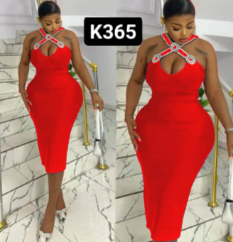 Robe corail moulante avec diamants sur la poitrine