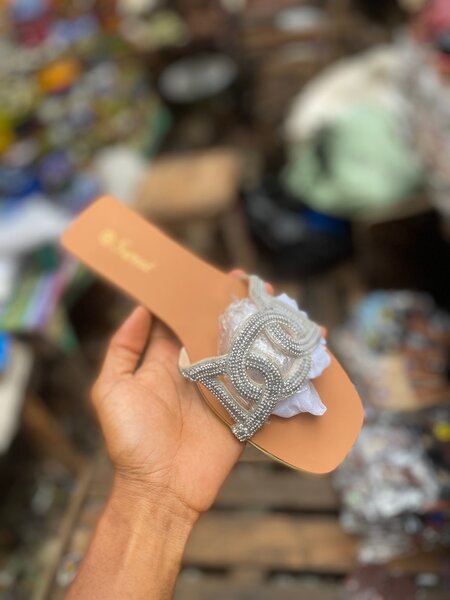 Sandales élégantes perlées