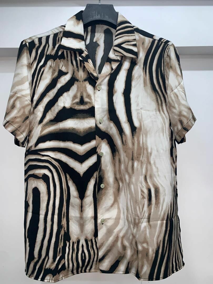 Chemise à motifs hawaïenne