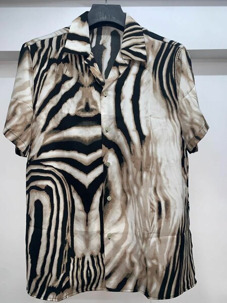 Chemise à motifs hawaïenne