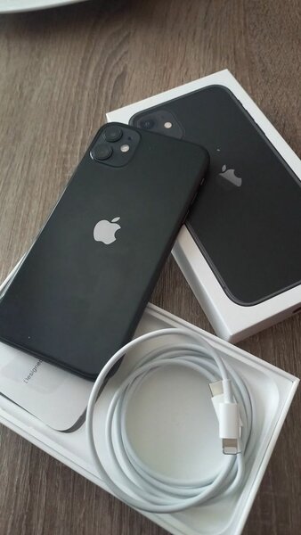 iPhone 11 Noir avec Accessoires