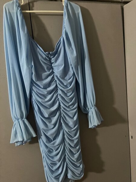 Robe bleu drapée élégante