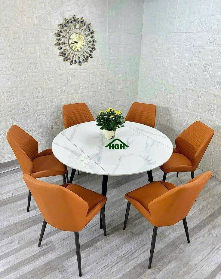 Table ronde moderne avec chaises