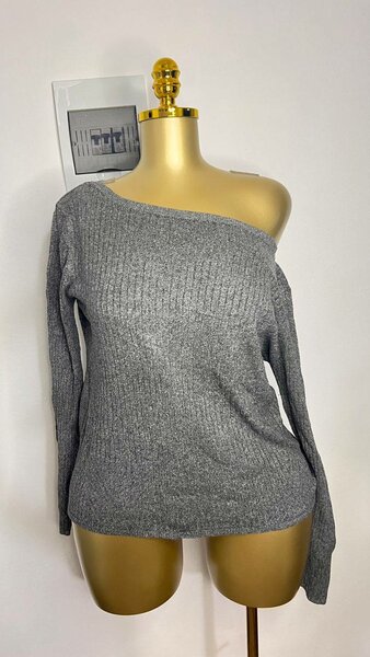 Pull gris asymétrique