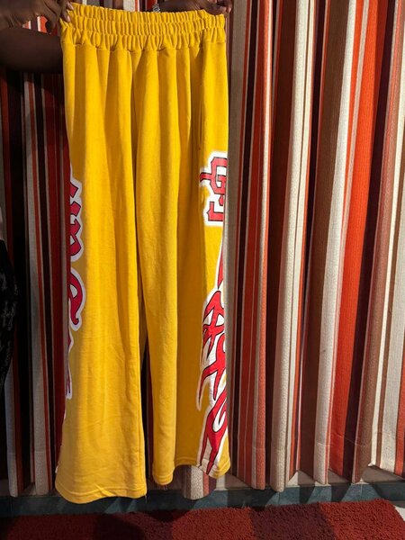 Pantalon jaune à lettres design